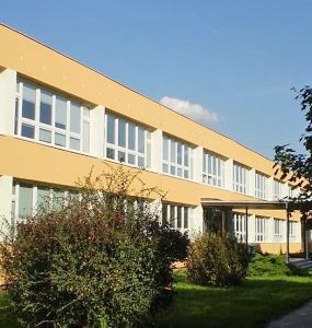 Štátna školská inšpekcia (ŠŠI) je v súvislosti s incidentom na základnej škole (ZŠ) v Banskej Bystrici, pri ktorom žiačka nevedomky požila tekutý dezinfekčný prostriedok, pripravená poskytnúť polícii okamžitú súčinnosť.