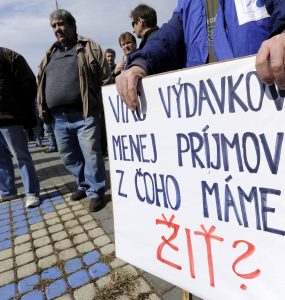 Inflácia klesá, mzdy rastú