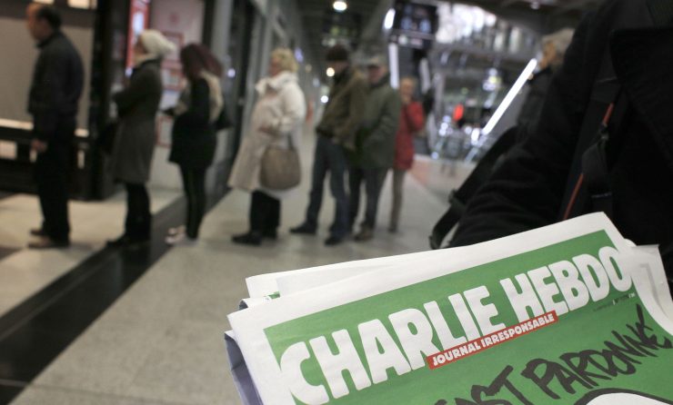 Satirický týždenník Charlie Hebdo pred novinovým stánkom.