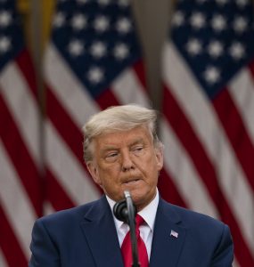 Trump sa postaví pred súd
