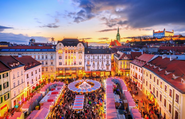 Predvianočné zamyslenie Dušana Jarjabka. Symbolom týchto Vianoc v Bratislave sa stal nechcene vianočný chlieb s masťou a cibuľou, hoc s falošnou, nadsadenou cenou.