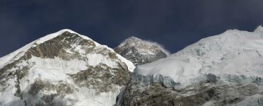 Počas výstupu na Mount Everest zomrel Američan, oznámili v utorok organizátori jeho expedície.