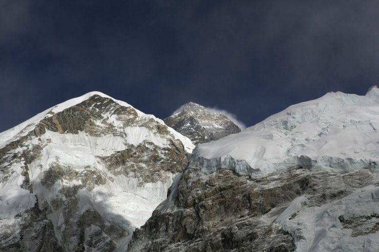 Počas výstupu na Mount Everest zomrel Američan, oznámili v utorok organizátori jeho expedície.
