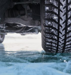 poľadovica ľad cesta auto koleso