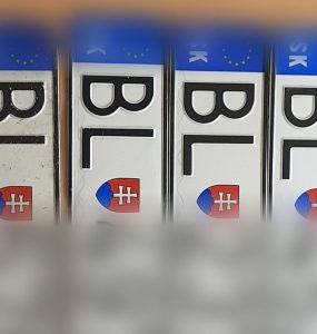 Polícia predpokladá, že zásoby pôvodných tabuliek s evidenčným číslom pre osobné a nákladné vozidlá sa minú približne v polovici júna