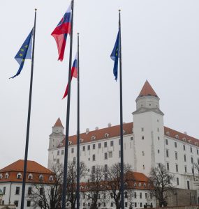 Na snímke vlajky SR a EÚ a vzadu Bratislavský hrad