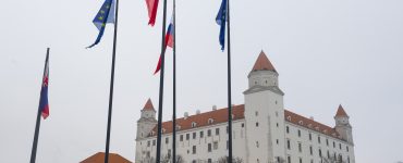 Na snímke vlajky SR a EÚ a vzadu Bratislavský hrad