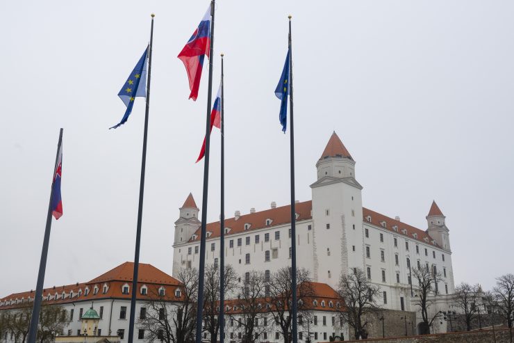 Na snímke vlajky SR a EÚ a vzadu Bratislavský hrad