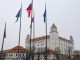 Na snímke vlajky SR a EÚ a vzadu Bratislavský hrad