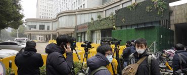 Pracovníci zahraničných médií v Číne boli v roku 2022 vystavení prísnym pandemickým kontrolám, rozsiahlemu zastrašovaniu a neustálemu dohľadu.