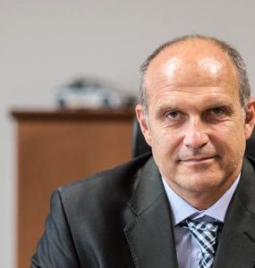 Spochybňuje výsledky. Napriek tomu, že oficiálne sa vyšetrovanie smrti generála Milana Lučanského ukončilo s výsledkom, že smrť si spôsobil sám, mnoho Slovákov a aj politikov je presvedčených, že ho vo väzení zabili.