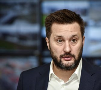 Ján Hrčka priniesol závažné informácie. Stalo sa tak na štvrtkovom mestskom zasadnutí. Developer, ktorý stavia Slnečnice, dlhuje samospráve Petržalky vysokú sumu.