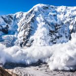Vo Vysokých a Západných Tatrách platí pre polohy nad 1800 metrov nad morom (m n. m.) mierne lavínové nebezpečenstvo