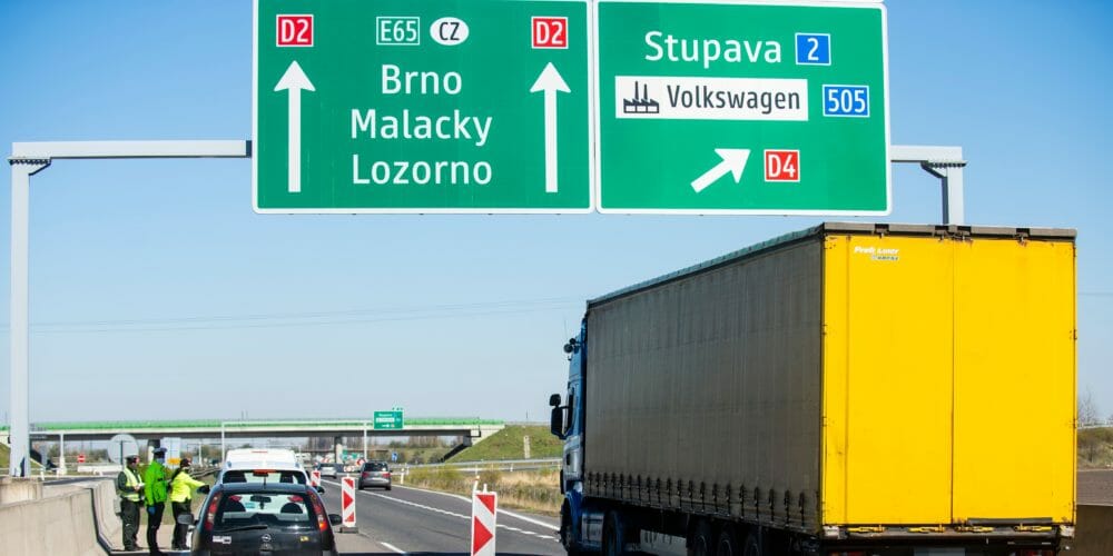 policajné hliadky počas kontroly vodičov na diaľnici D2 v Bratislave