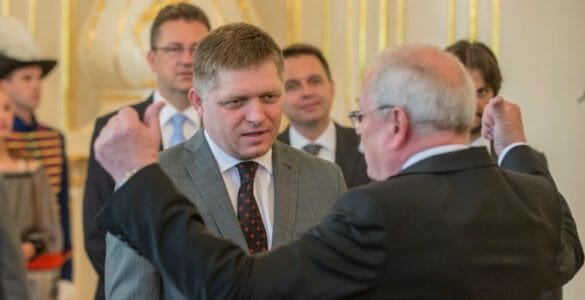 Prezident SR Ivan Gašparovič (vpravo) prijal predsedu vlády SR Roberta Fica