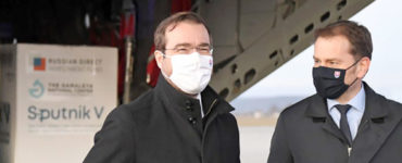 Igora Matovič a Marek Krajčí na košickom letisku po pristátí lietadla s ruskými vakcínami Sputnik.