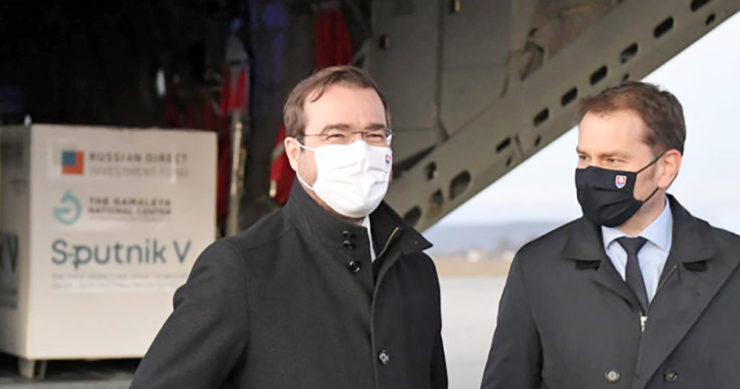 Igora Matovič a Marek Krajčí na košickom letisku po pristátí lietadla s ruskými vakcínami Sputnik.