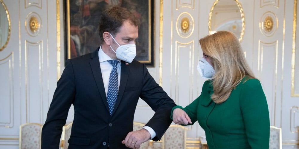 Prezidentka Zuzana Čaputová a predseda vlády Igor Matovič sa zdravia lakťami počas prijatia v Prezidentskom paláci 16. marca 2021 v Bratislave.