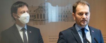 odchádzajúci premiér SR Igor Matovič a vľavo minister financií SR Eduard Heger počas vyhlásenia po podaní demisie predsedu vlády