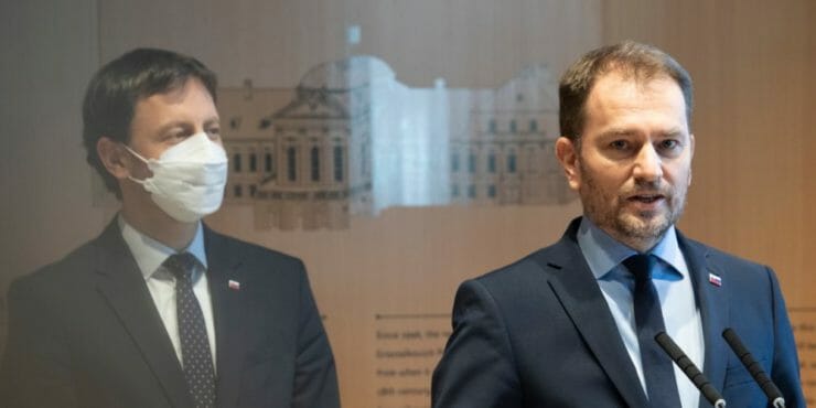 odchádzajúci premiér SR Igor Matovič a vľavo minister financií SR Eduard Heger počas vyhlásenia po podaní demisie predsedu vlády