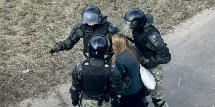bieloruská polícia zatýka demonštrantku počas protestu proti prezidentovi Alexandrovi Lukašenkovi v Minsku