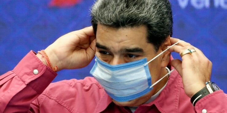 Venezuelský prezident Nicolás Maduro si dáva ochranné rúško