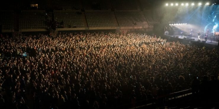 Na snímke päťtisíc ľudí s ochrannými rúškami počas koncertu v Barcelone