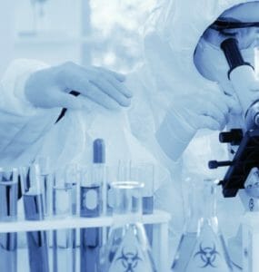 Skúmanie koronavírusu Covid-19 v laboratóriu
