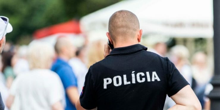 Slovenský policajt telefonuje