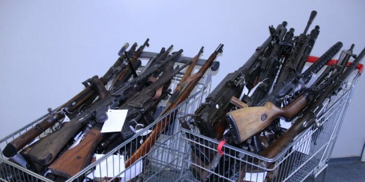 Na snímke 34 kusov zbraní, ktoré odovzdal v marci jediný občan.