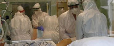 Zdravotnícky personál počas práce v Pandemickom COVID pavilóne vo Fakultnej nemocnici s poliklinikou v Žiline