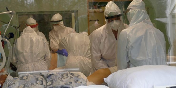 Zdravotnícky personál počas práce v Pandemickom COVID pavilóne vo Fakultnej nemocnici s poliklinikou v Žiline