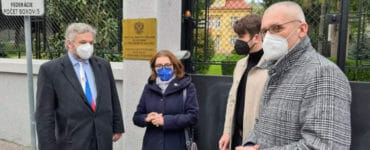 Dostál, Zemanová M. Kollár a Stančík pred ruskou ambasádou v Bratislave.