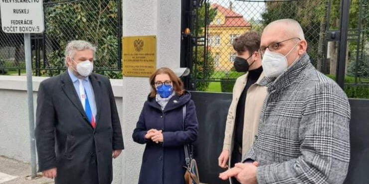 Dostál, Zemanová M. Kollár a Stančík pred ruskou ambasádou v Bratislave.