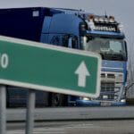 Policajt odkláňa kamiónovú dopravu pred diaľničným hraničným priechodom Brodské – Břeclav v súvislosti so štrajkom autodopravcov.