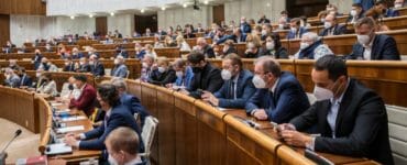 Poslanci NRSR počas rokovania 27. schôdze parlamentu v Bratislave 30. apríla 2021.