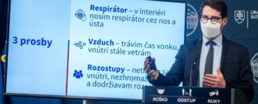 Šéf Inštitútu zdravotníckych analýz Matej Mišík počas tlačovej konferencie po 4. rokovaní vlády SR 21. apríla 2021 v Bratislave.