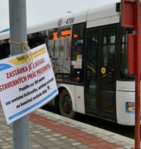 Zabudnutý už neplaný oznam o premiestnení zastávky v Košiciach z dôvodu stavebných prác.