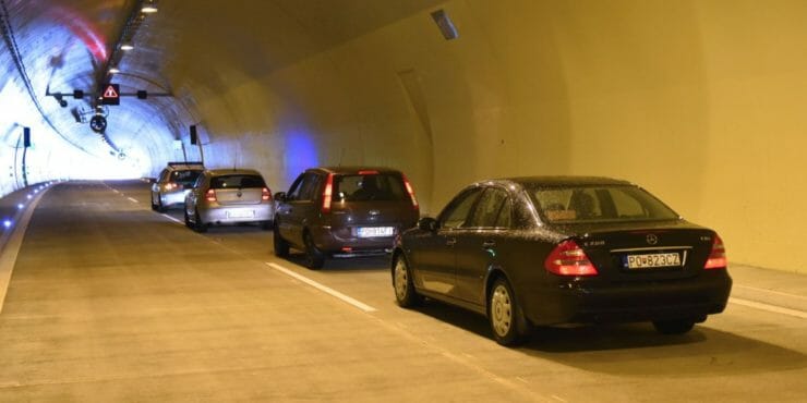 Motoristi prechádzajú cez tunel Šibenik.