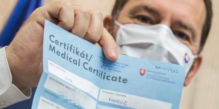 Igor Matovič ukazuje certifikát s negatívnym výsledkom z celopošného testovania na ochorenie COVID-19