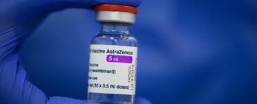 Pracovník očkovacieho centra drží v ruke ampulku s vakcínou proti ochoreniu Covid-19 od spoločnosti Astrazeneca v Drážďanoch.