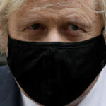 Britský premiér Boris Johnson odchádza zo svojho sídla na Downing Street 10