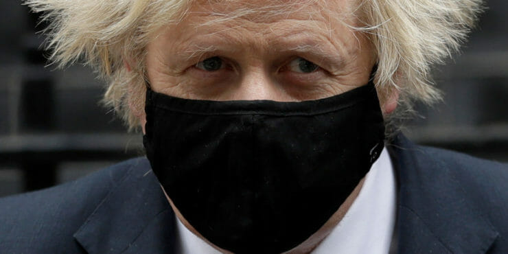 Britský premiér Boris Johnson odchádza zo svojho sídla na Downing Street 10