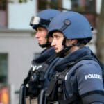 Ozbrojení policajti hliadkujú po pondelkovej streľbe v centre Viedne v utorok 3. novembra 2020.