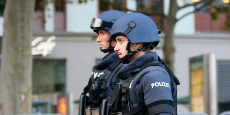 Ozbrojení policajti hliadkujú po pondelkovej streľbe v centre Viedne v utorok 3. novembra 2020.
