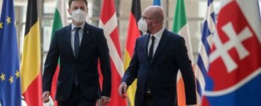 Predseda Európskej rady Charles Michel (vpravo) víta slovenského premiéra Eduarda Hegera 27. apríla 2021 v Bruseli.