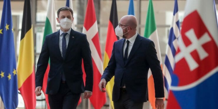 Predseda Európskej rady Charles Michel (vpravo) víta slovenského premiéra Eduarda Hegera 27. apríla 2021 v Bruseli.