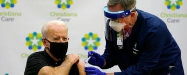 Prezident Joe Biden počas očkovania druhou dávkou vakcíny proti ochoreniu Covid-19, 11. januára 2021 v americkom Newarku.