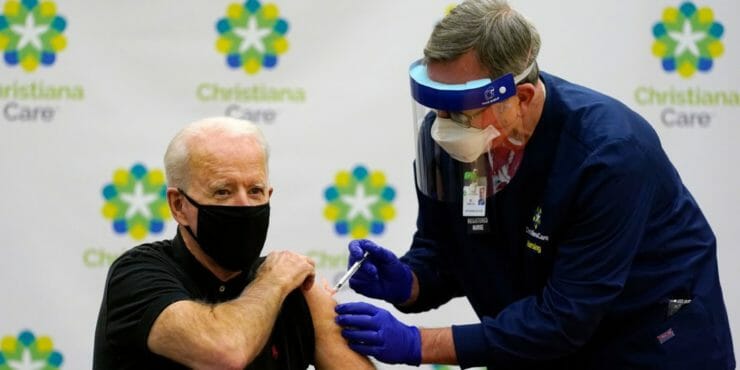 Prezident Joe Biden počas očkovania druhou dávkou vakcíny proti ochoreniu Covid-19, 11. januára 2021 v americkom Newarku.