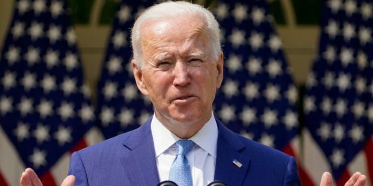 Na archívnej snímke z 8. apríla 2021 americký prezident Joe Biden hovorí vo Washingone.